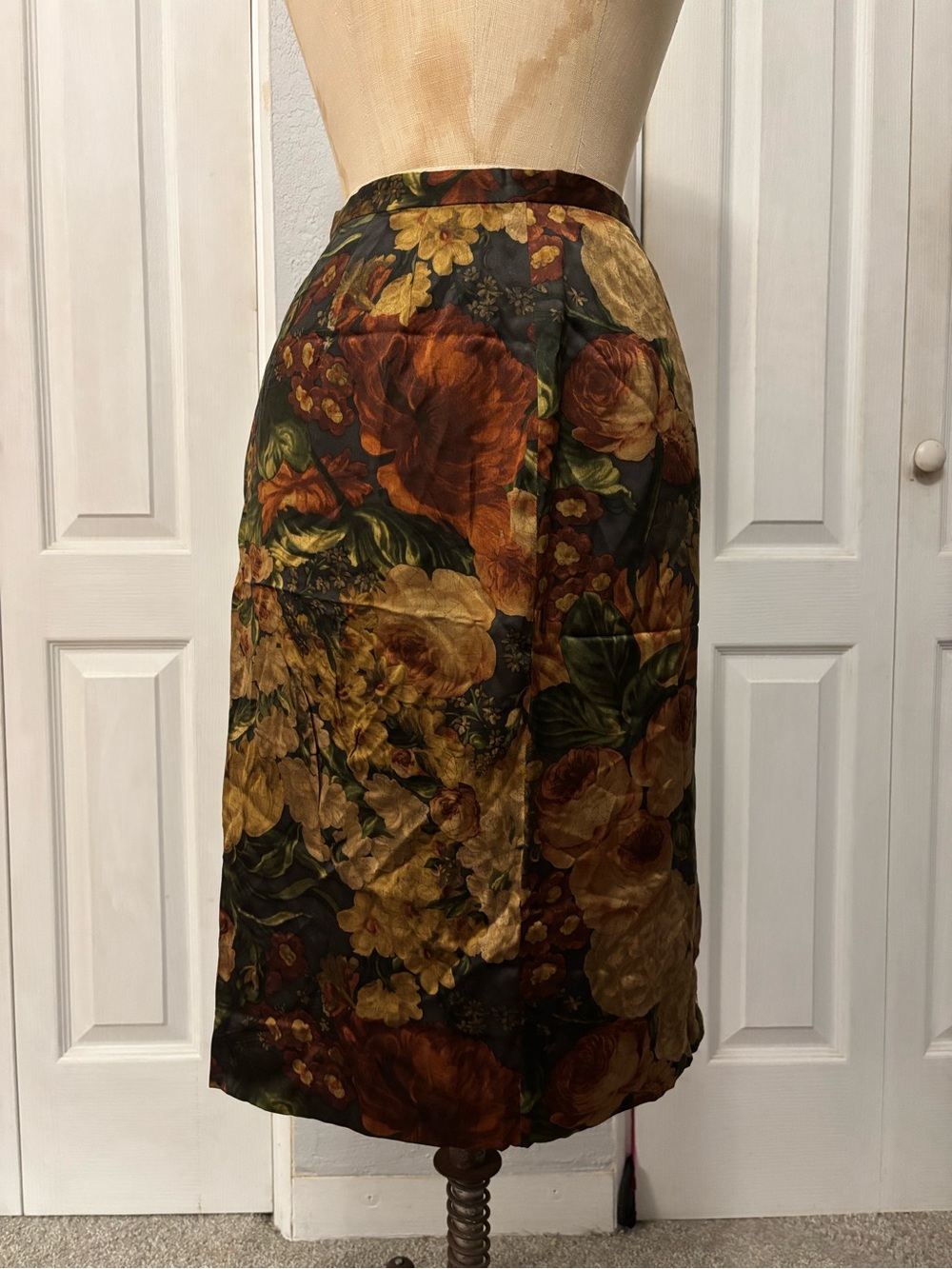 Vintage 90’s 100% Silk Dark Floral Skirt Dark Academia Romantic Size 6